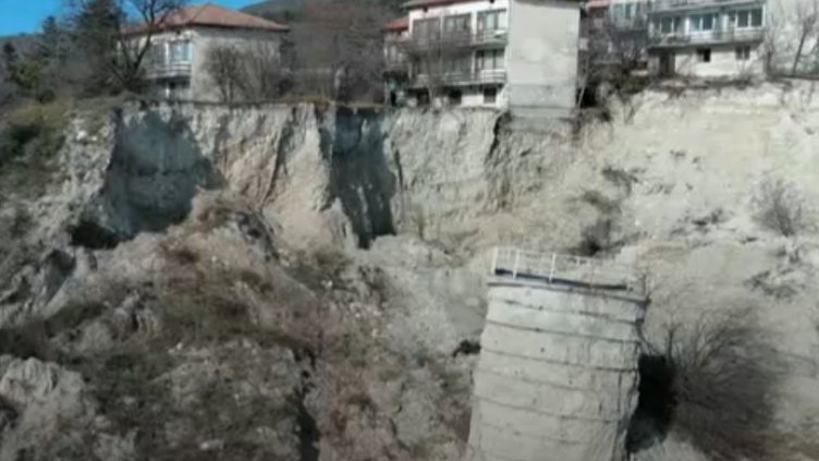 Вилите край Балчик отново "тръгнаха" към морето