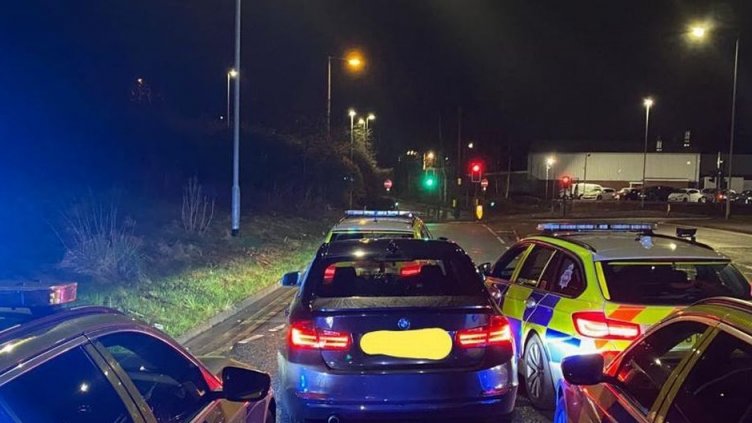 Младеж с БМВ захапа полицай при проверка в Разград