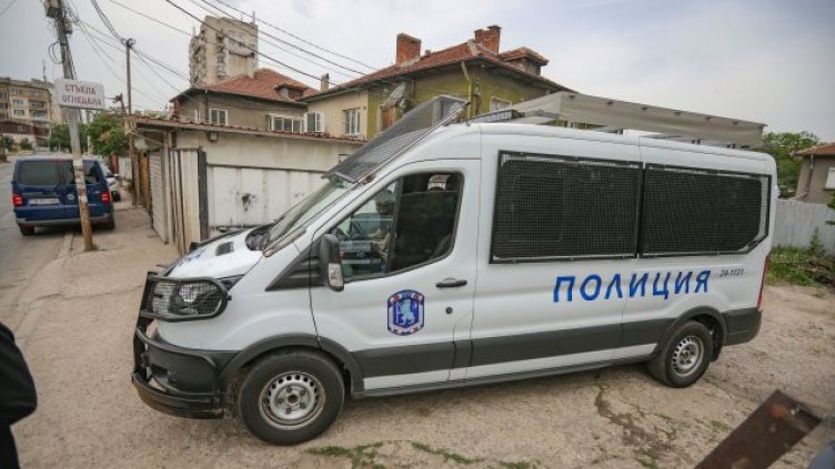 Задържаха мъжа, издирван за кървавата саморазправа с 3 жертви