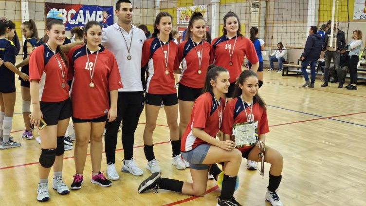 Девойките от ОУ „Добри Чинтулов“ - Варна са шампиони по волейбол