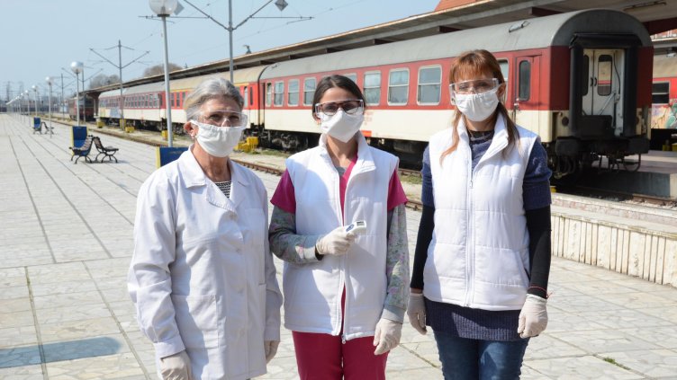 &bdquo;Всеки за всички&ldquo;: Кой посреща пътниците на гарите във Варна