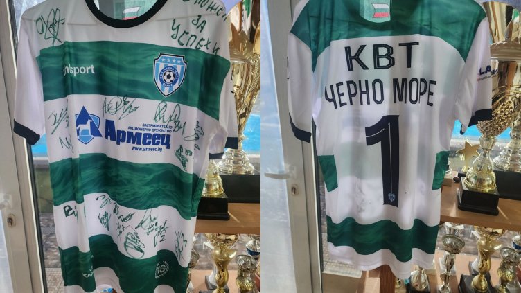 Футболният Черно море подари специален екип на шампионите по водна топка