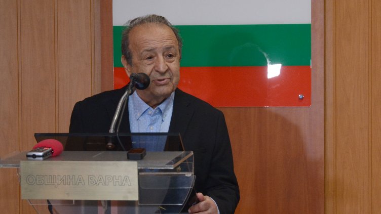 Отличиха с почетен знак художника Стоимен Стоилов