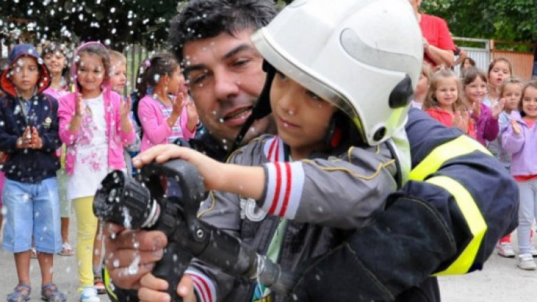 Полицейски коли, мотори и пожарни за децата на 1 юни във Варна