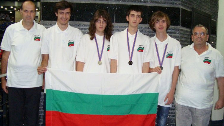 Един златен и два сребърни медала за олимпийския ни отбор по информатика