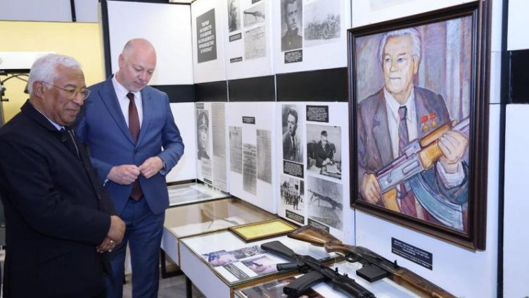 Желязков се снима с Коща пред портрета на Михаил Калашников (СНИМКИ)