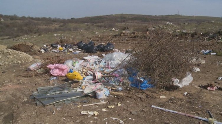 Незаконни камари с боклук никнат край Тополовград