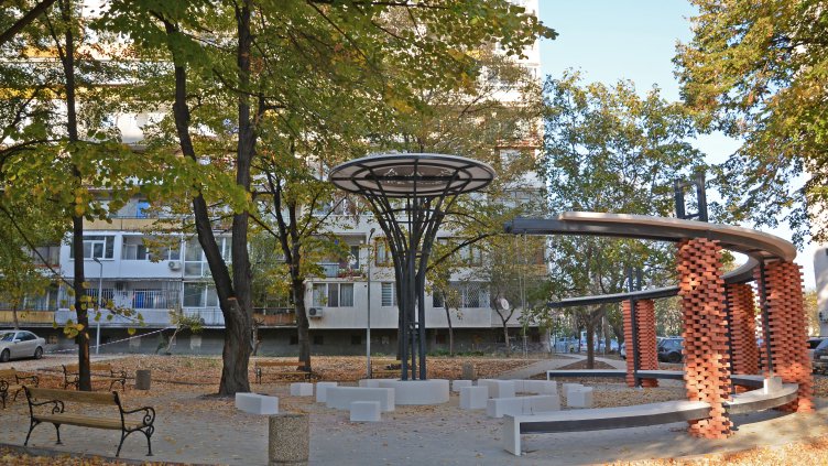 Облагородиха междублокови пространства в ж.к. „Трошево“