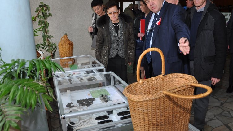 УПРАВИТЕЛЯТ НА „УСПЕХ“ ВАНЬО КАЛИНОВ откри изложба с изделия, изработени през 60-те години от съществуването на предприятието по повод юбилея. Снимки ПЛАМЕН ГУТИНОВ