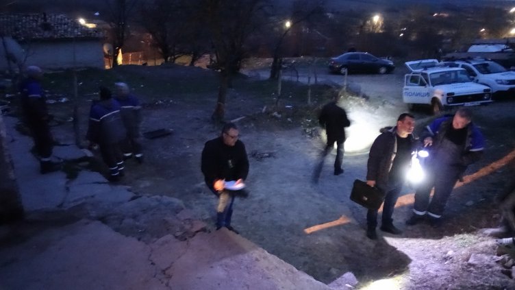 Трима в ареста за незаконно присъединяване към електропреносната мрежа в Шуменско