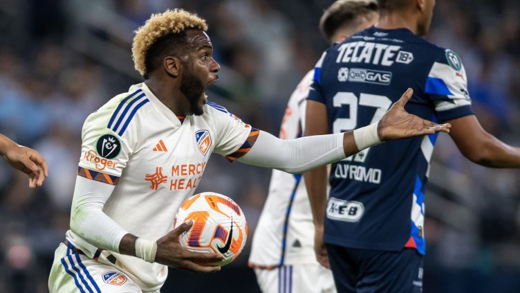 Известен футболист полетя от 11-ия етаж на сграда в Китай и загина