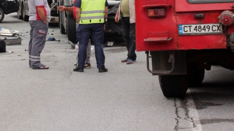Трима пострадаха при катастрофа на Прохода на Републиката