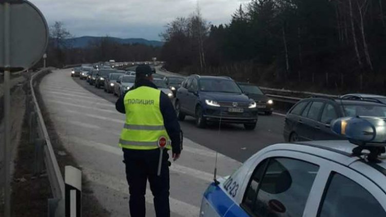 Сняг затруднява движението при прохода Рожен и Петрохан