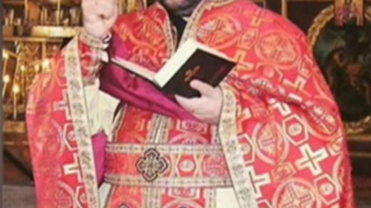 Поп подпалвач раздава шамари и налага с арматурно желязо