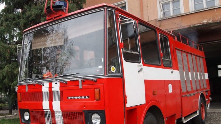 Дядо вися с главата надолу от 4-я етаж във "Владиславово"