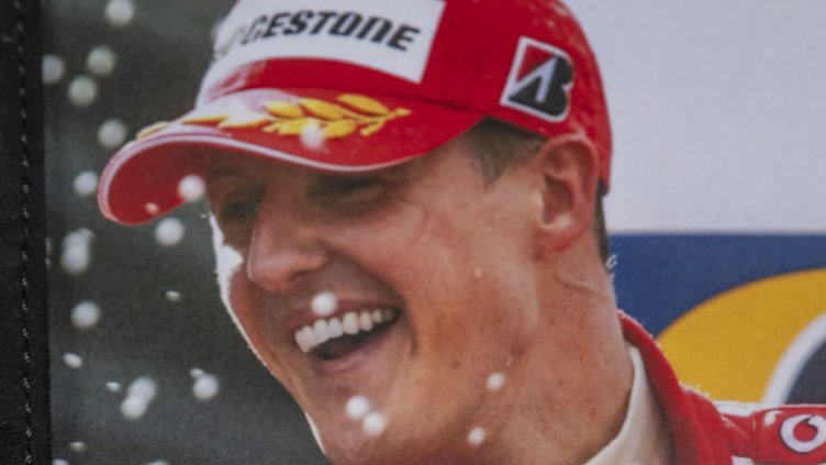 Шумахер подписал каска за благотворителен търг