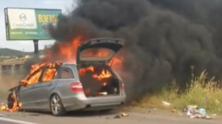 "Мерцедес" пламна като факла на АМ "Хемус"