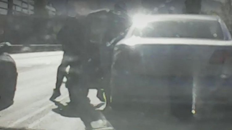 Ръкопашна свада на кръстовище: Моторист метна камък по "Мерцедес"