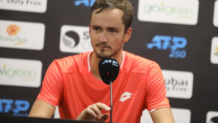 Медведев отива на полуфинал в Лондон