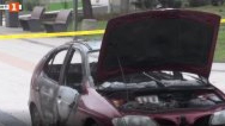 Мъж подпали колата си пред сградата на общината