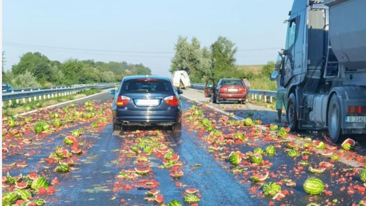 Камион засипа с дини АМ "Хемус"