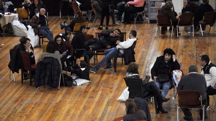 Липса на организация и припаднали хора в ДКС (СНИМКИ)