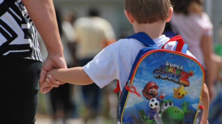 Близо 44 000 първокласници ще получат еднократна помощ от 250 лева