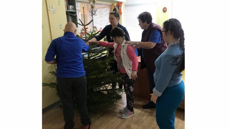 Горското подари коледни дръвчета на център за деца с увреждания