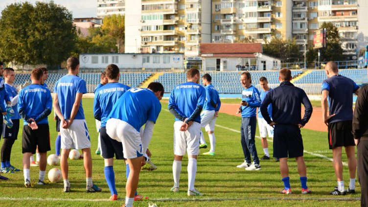 Маслара без играчи за „орлетата"