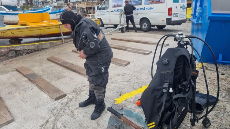 Варненски водолази чистиха Созополския залив