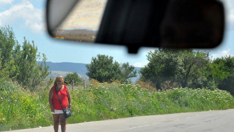 Петима мъже обраха проститутка, взеха й оборота