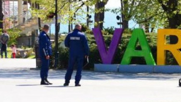 Спипаха четирима мъже и три жени с наркотици за ден във Варна