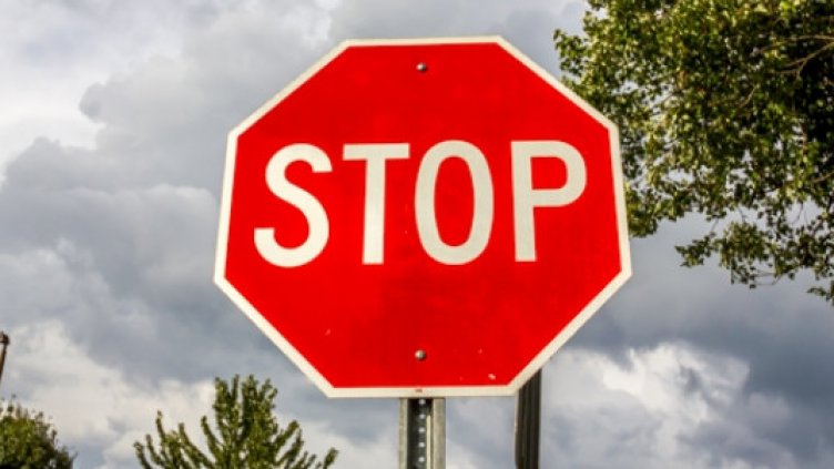 26-годишна с "Опел" не спря на "Стоп", отнесе я „Мерцедес“