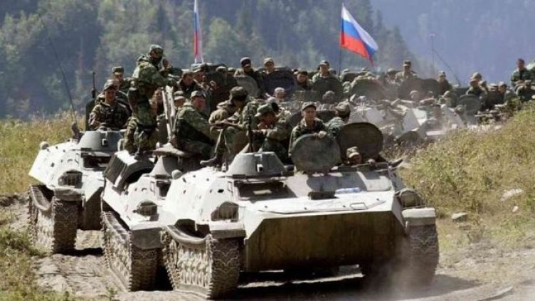 Евакуират чужденците от Украйна