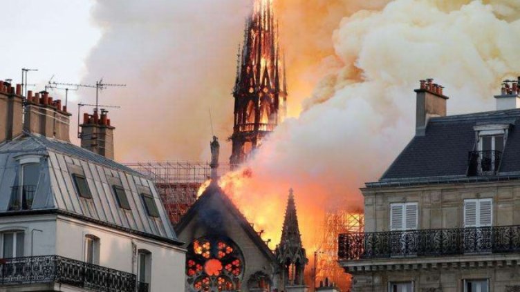 Деморализацията от комунизма у нас си пролича при пожара в Нотр Дам