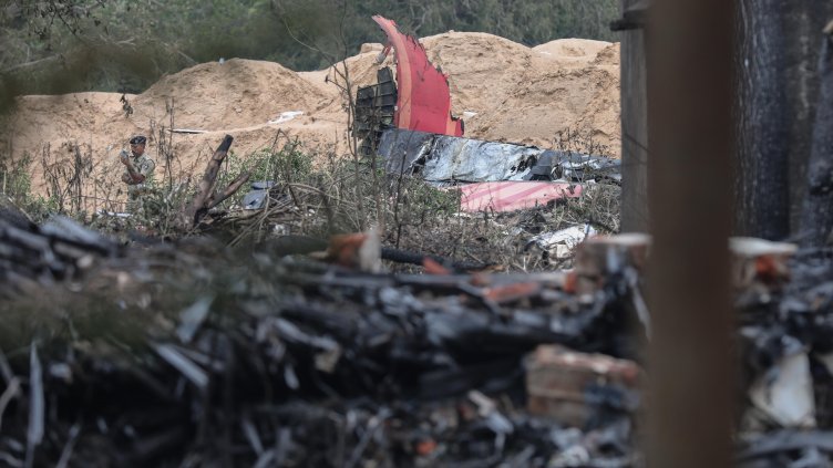 Извадиха черната кутия на разбилия се самолет в Индия