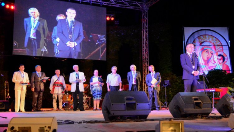 Кметът връчи почетни отличия на изявени варненци (Видео) 