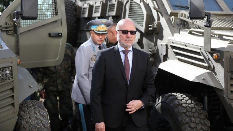 Тагарев пристига във Варна