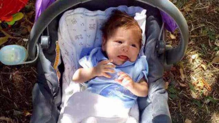 Решават кой да гледа изоставеното бебе след изписването му от болница