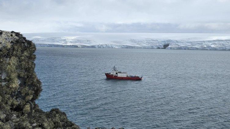 Полярният ни кораб транспортира учени за теренна работа до два залива на о. Ливингстън