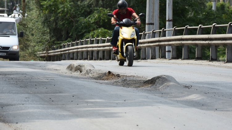 Подстъпите към Аспаруховия мост са в „причудлив“ вид (СНИМКИ)
