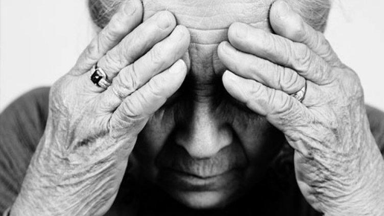 Четири деца изоставиха болната си майка при социалните