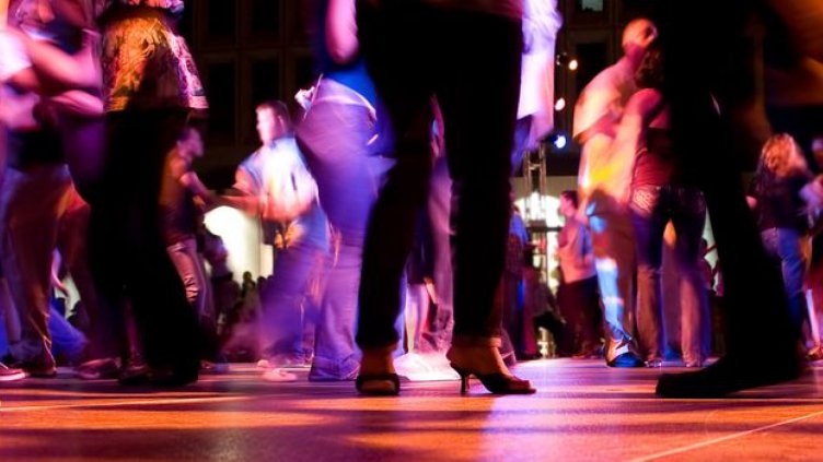 Забраняват партита на открито по морето след 23 часа