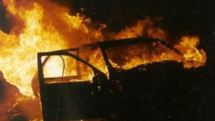 Трима малолетни подпалиха умишлено два автомобила край Варна