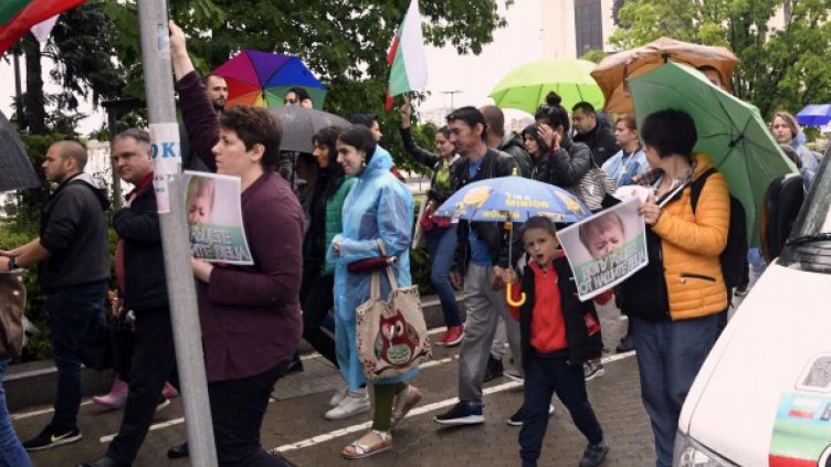 Родители на протест: Долу ръцете от нашите деца!