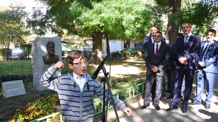 Петокласникът Явор Дарелов рецитира творба на Ботев пред паметната плоча. Снимка Пламен Гутинов