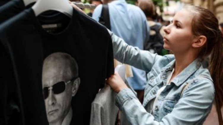 Нюйоркски дизайнер продава тениски с лика на Путин