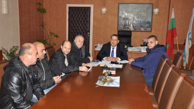 Таксиметровите шофьори във Варна спират протестите