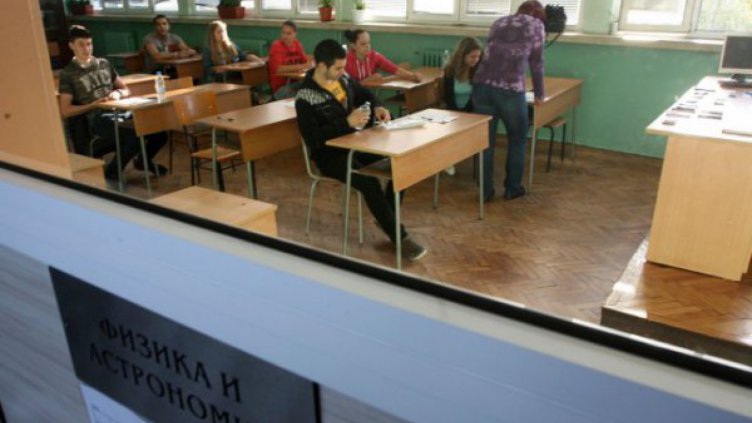 Зрелостници се явяват на матура по желание утре