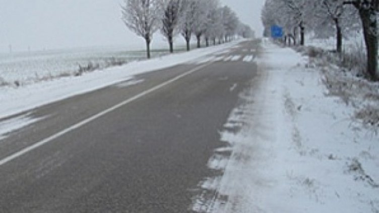АПИ: Пътните настилки са предимно сухи, на места имат заледяване